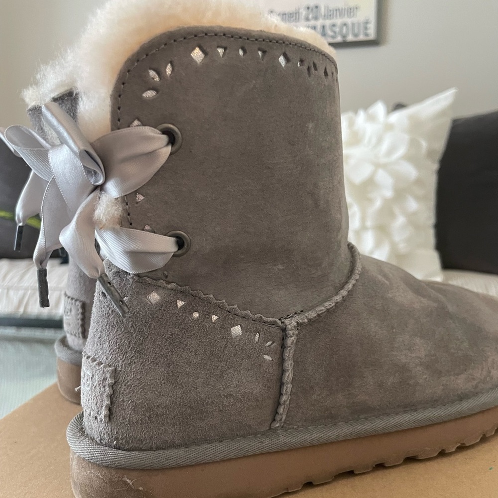 Womens UGG Dixie Flora w/perf floral cutouts - light gray w/satin ribbon - sz 8